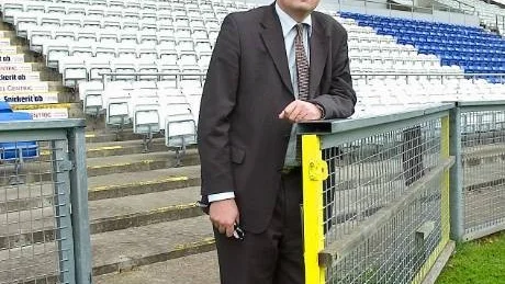 Fredrik Ohlin har semester från sitt ordinarie jobb men arbetar för fullt för att försöka rädda IFK kvar i allsvenskan. Foto: Robert Svensson