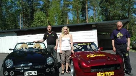 Jörgen Erixon, vid sin MG RV8, Sofia Eklund och Ola Johansson, vid sin MGB, byggd för modsport 1, hoppas på mycket besökare under motordagen i Igelfors den 24 maj. Foto: Magnus Johansson
