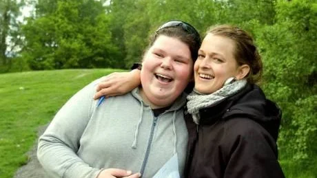 Angelica Hjelte, 19 år, och hennes kontaktperson Sara Gustavsson vid kontaktpersonträffen i går.Foto: Titti Olovsson