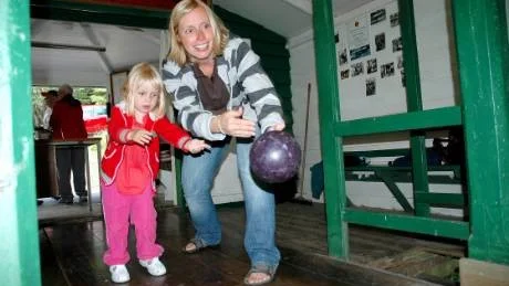 Olivia Lydén provar kägelspel tillsammans med mamma Anna-Carin Gustavsson.