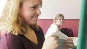Elin Grundström är en av dem som arrangerat skolvalet på Bergska skolan och i fredags röstade hon. I bakgrunden ses Cecilia Evertsson.
FOTO: TITTI OLOVSSON
