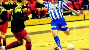 Mikael Fyrberg visar kraft och beslutsamhet när han smäller på mot Smedby-målet i gruppspelet. Sleipner, en av favoriterna, försvann sedan i semifinalen mot Lindö med 0-3.
FOTO: NICLAS SANDBERG