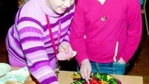 En del i Svälthagsskolans hälsovecka var den frukost som eleverna i går åt tillsammans. Elina Palmqvist och Sandra Räisänen tog för sig vid det uppdukade bordet.