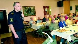 Tony Georgson, polischef i Finspång sedan 1 februari, lugnade Metallpensionärerna. "Finspång är en bra och trygg kommun att leva i", var hans besked till drygt 60 pensionärer.
FOTO: NICLAS SANDBERG