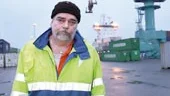 "Det handlar om våra jobb", säger Hans-Eric Fagerdahl, ordförande i Svenska Hamnarbetareförbundet, avdelning 5 i Norrköping. Han och de andra hamnarbetarna lägger i morgon ned arbetet i Norrköpings hamn under tre timmar i protest mot EU:s föreslagna hamndirektiv.
FOTO: ROBERT SVENSSON