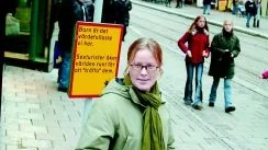 Karin Johansson från ECPAT delade ut information som ska göra Norrköpingsborna medvetna om problemet med svenskars barnsexturism.
FOTO: ANITA KJELLBERG