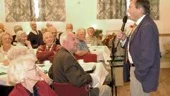Även om tv-profilen Ulf Schenkmanis pratade om medicinska frågor, så gick det att locka fram leenden bland åhörarna. FOTO: NICLAS SANDBERG