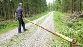 Carl-Gustaf Mörner öppnar bommen till sina privata marker. Länsstyrelsen vill att hans mark, Stora Mossen, ska bli Natura 2000-område.
FOTO: MARTIN ROTH