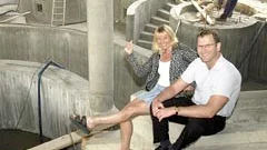 Här sitter badhuscheferna Pirjo Svensson och Johan André i den blivande vattenpisten i nya äventyrsbadet i Centralbadet. I bakgrunden skymtar bassänger där det ska bli strömmande vatten, bubbelzoner och mycket annat.
FOTO: JANNE FORSBY
