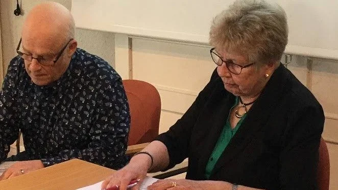 Presidiet med Eilert Isaksson, mötesordförande,  och Birgitta Nilsson, sekreterare.