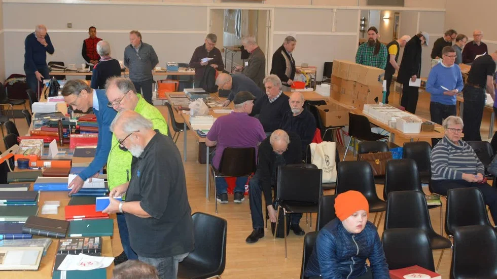Många slöt upp i Rosviks Folkets hus för att vara med på det regionala frimärksmötet.