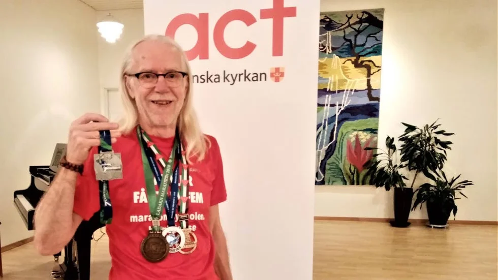 Håkan Johansson visar några av sina maratonmedaljer.