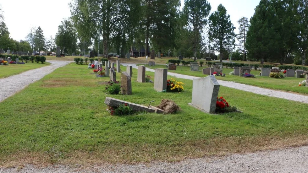 Norrfjärdens kyrkogård vandaliserades under natten mot torsdagen.