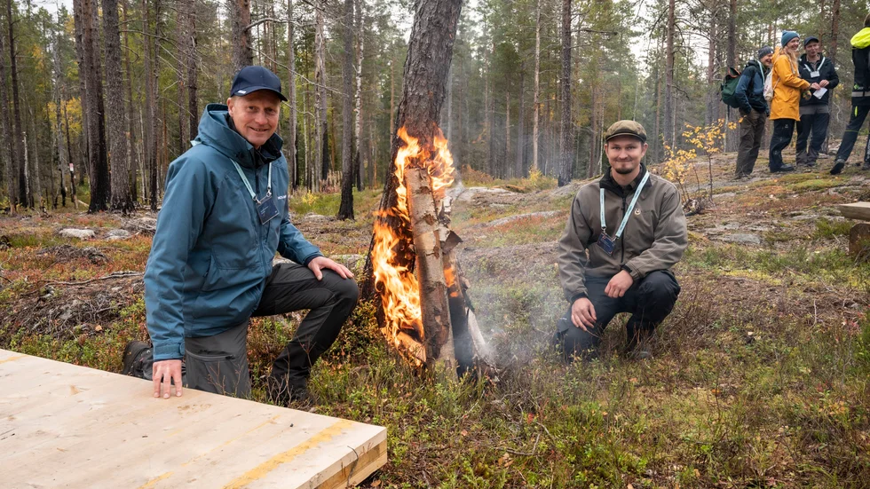 Sören Petersson, vd på Holmen Skog, och Dante Dahlgren, friluftsansvarig på Robertsfors kommun, har kontroll på elden.