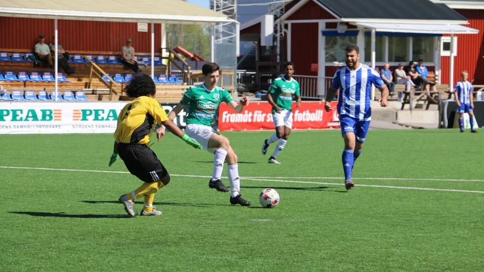 Simon Albag producerade två mål i Älvsbyns 6–2-seger mot Munksund.