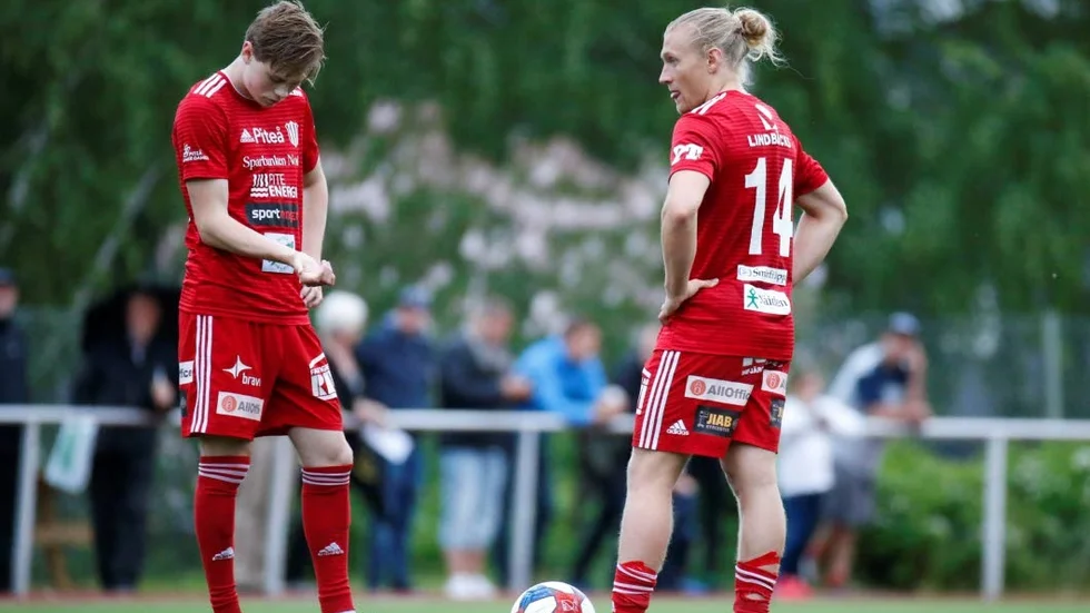 Gustav Nordh och Gustav Rönnbäck Wallin deppar efter derbyförlusten.
