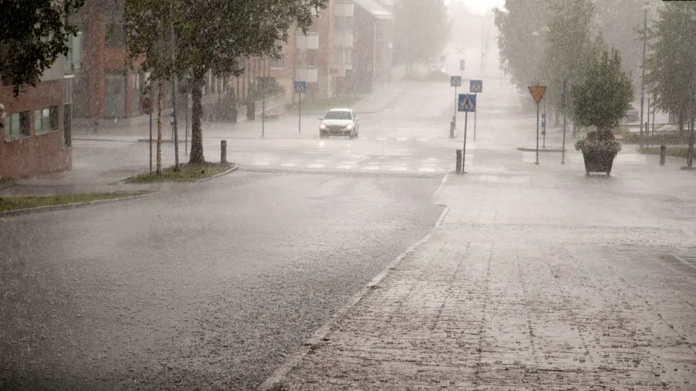 Regnoväder Västergatan. (Arkivbild)