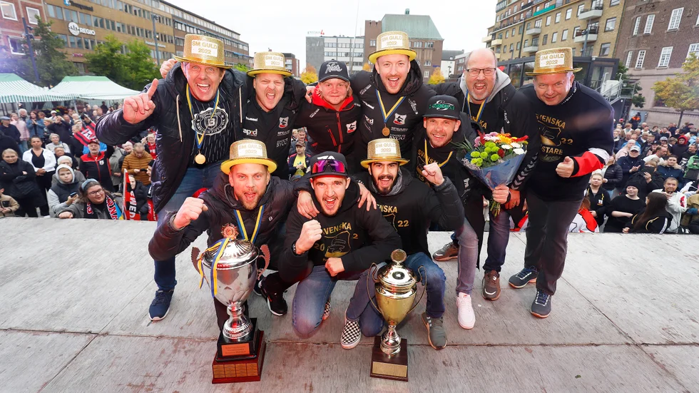 Smedernas hjältar firades på torget i guldhattar. På bilden, övre raden från vänster: Jerker Eriksson, Stefan Jarl, Max Belsing, Felix Andersson, Pierre Lund, Sebastian Kuszajewski. Främre raden från vänster: Jimmy Jansson, Joel Andersson, Johannes Stark och Michael Jepsen Jensen.