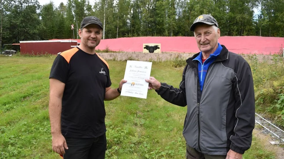 Johan Jonsson får vinstbevis av klubbens ordförande Ulf Forsberg.