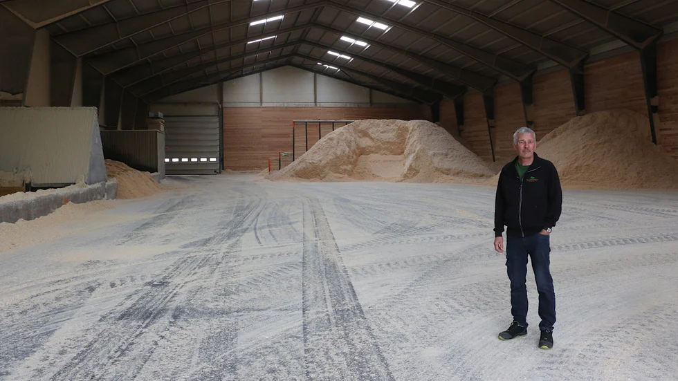 I den stora spånhallen är det nästa tomt. "Det här räcker till några timmars produktion" säger Peter Petersson, som hoppas på att det ska komma ett lass till. "Så att vi kan köra i natt".