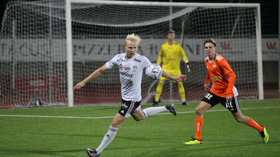 Motala AIF:s mittfältare Simon Karlsson på språng i djupled i första halvlek. Karlsson var aktiv i östgötaderbyt och gjorde ett fantastiskt kvitteringsmål.