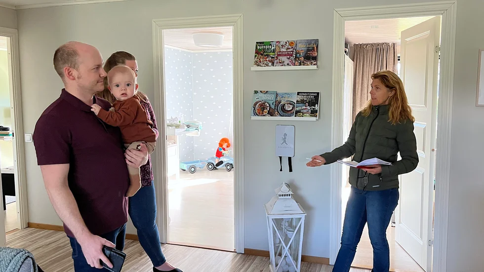 Luftvärmepump är ett bra komplement till direktverkande el berättar Ann-Christin Nilsson Cedermo vid besöket hos familjen Hederberg Kull, som består av Maja, Jesper och lilla Elmer.