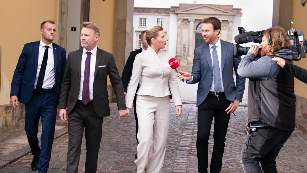 Statsminister Mette Frederiksen (S) och maken Bo Tengberg ankommer till gudstjänsten i Christiansborgs slottskyrka i samband med att folketinget öppnas efter sommaruppehållet.