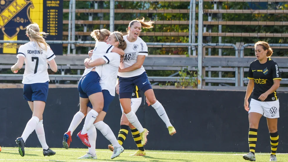 Paulina Nyström kramas om av Mia Jalkerud och Felicia Rogic efter ett av sina två mål mot AIK. Elin Rombing är också på väg fram för att gratta.