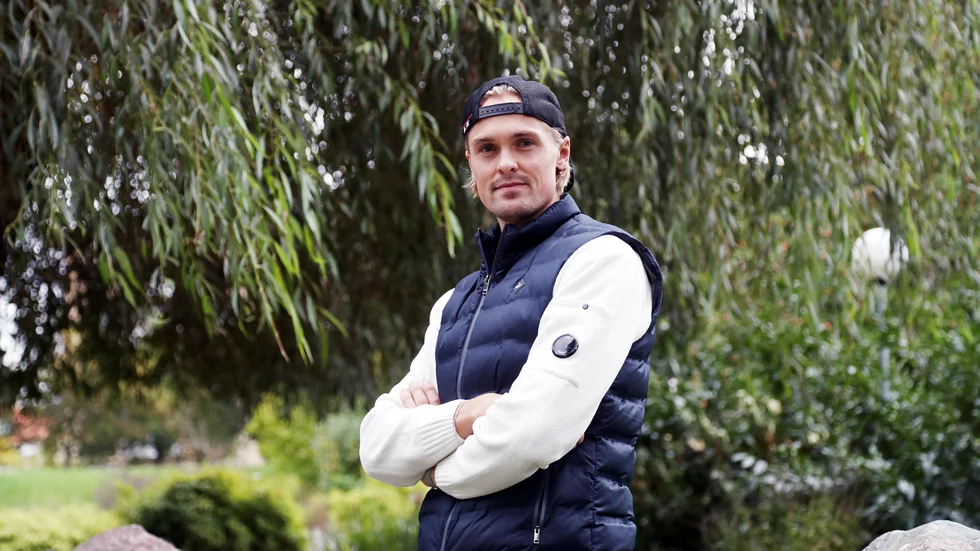 Jonathan Hallin kämpar med sjukdom och har träningsförbud. "Jag har ändå kört lite på gym. Inte så att pulsen går upp, bara för att hålla igång kroppen".