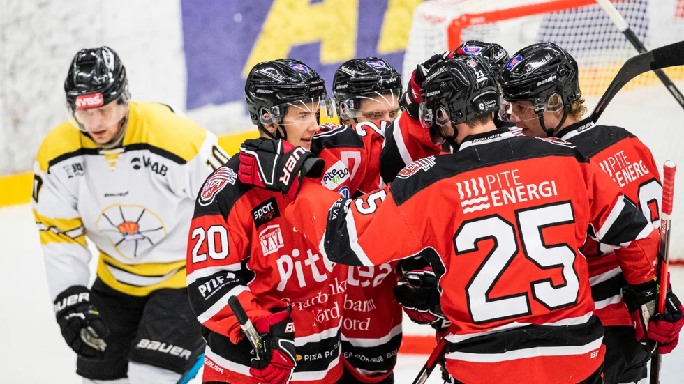 Daniel Nyberg (nummer 20) jublar efter mål i Piteåtröjan