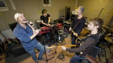 I replokalen i Norrköping filar dansbandet Highlights på sina låtar som de ska framföra i Dansbandskampen i TV. Foto: Niclas Sandberg