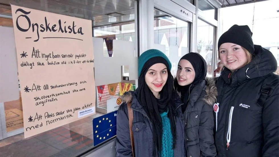 Anena Younes, Inaya el Ladki och Elin Olofsson satte på fredagen upp en önskelista i kommunhuset.