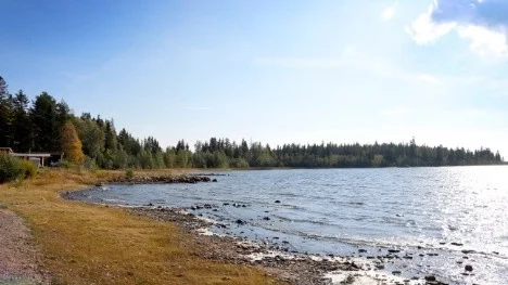 Strax bortom det stenparti som kommer ut i havet, kommerprojektet med att gräva och muddra Bondökanalen att ske.