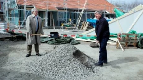Vallonbygdens styrelseordförande Carl-Gustaf Mörner tillsammans med en av de blivande hyresgästerna Jan Backelin tog det symboliska första spadtaget på Östra Hårstorp, etapp två. Foto: Malin Perk