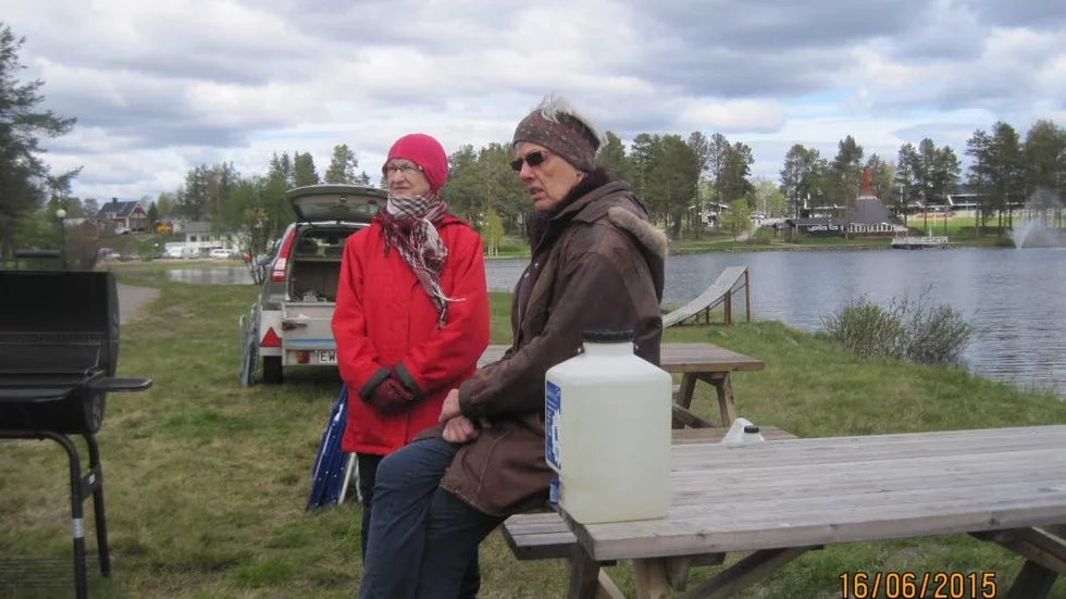 Ingrid Gardfjäll och Molly Mattson väntar på kaffet.