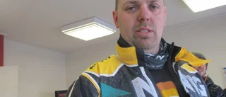 Petter sitter på V64-leken