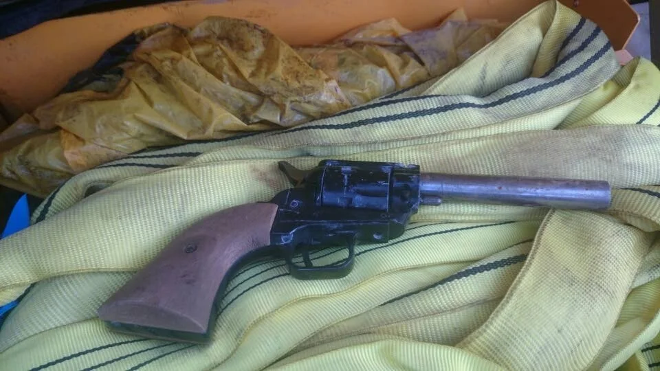 Revolvern som hittades av nioåringarna Christoffer Lindgren och Linus Persson i Vistträsk var en ombyggd startpistol. Nu döms alla tre åtalade för vapenbrott. (Arkivbild)