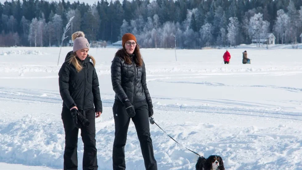 Så ska det se ut. Promenera på den plogade banan, inte längs skidspåren.