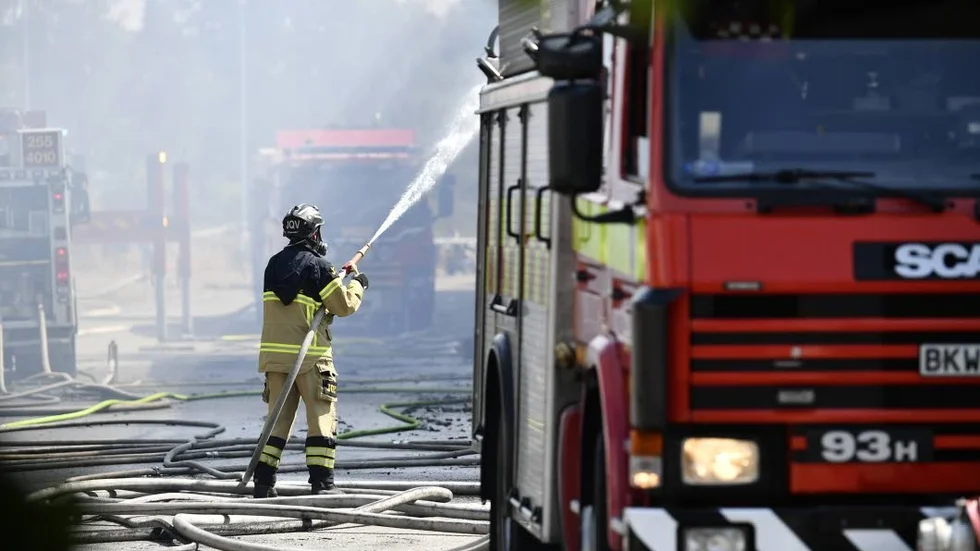 Varberg 20180721
Brand i ett flerfamiljshus i centrala Varberg.
Kraftig rök gör att boende i området uppmanas att stanna inne.
Foto: Björn Larsson Rosvall / TT / kod 9200