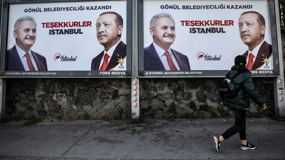 Trots att Erdogan förlorade de största städerna i förra helgens lokalval, bland annat Istanbul, vägrar han erkänna förlusten och går ut med stora plakat där han tackar för segern.
