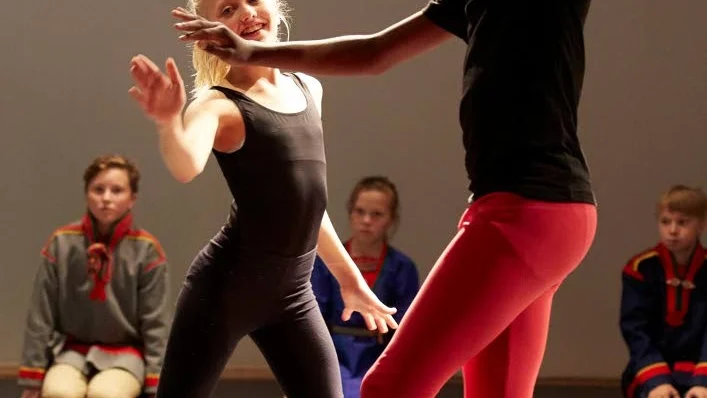 Skolan når alla barn. Därför är det viktigt att skolan ger alla elever möjlighet att upptäcka dansen som uttrycksform, menar skribenterna.
