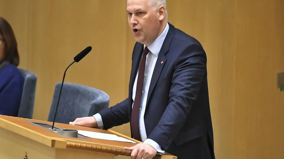Vänsterledaren Jonas Sjöstedt gick hårt åt statsminister Stefan Löfven i partiledardebatten.