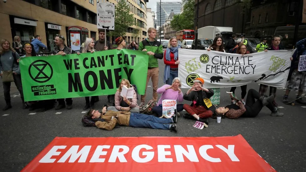 Extinction Rebellion heter rörelsen bakom de spexiga klimatprotesterna i London.