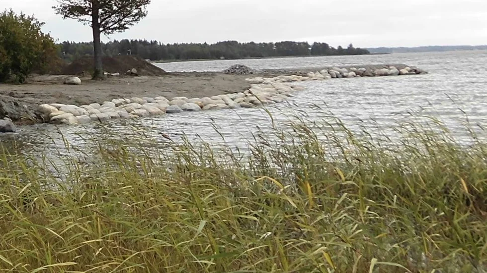 En stenpir, schaktningar i stranden och stenläggning av vattenlinjen har fått kommunen och länsstyrelsen att reagera.