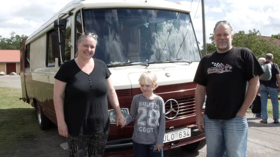 Skolbuss. Malin, Melvin och Thomas Glantz spenderar sommaren i sin ombyggda husbil.