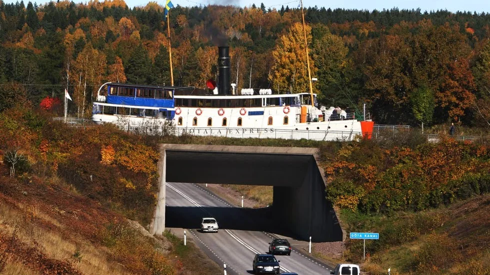 Akvedukten vid Kungs Norrby, Borensberg, där trafiken passerar under kanalen obehindrat.