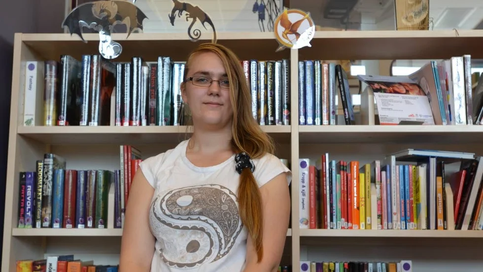 Sommarläsning. Ungdomsbibliotekarien Maria Karlsson på Finspångs bibliotek håller i Sommarläseklubben under semestern.