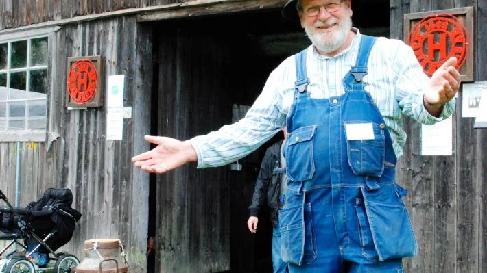 Klar i höst. Leif Sundeblad, ordförande i stiftelsen Häfla Hammarsmedja, räknar med att smälthammaren är klar för drift till Smedjans dag i höst.

Leif Sundeblad guidade besökare i den gamla men välbevarade smedjan.