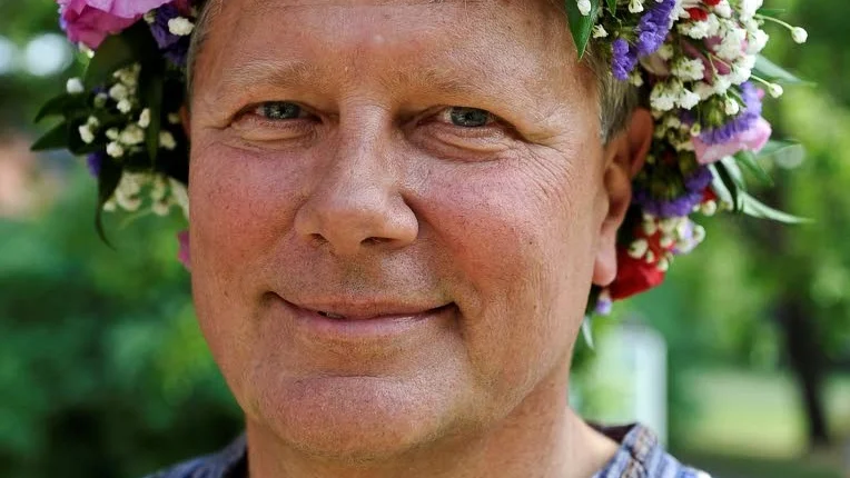 Blundar för rasism? Förre V-ledaren Lars Ohly (här i radions sommarpratarkrans) anklagas i inlägget för att blunda för "ren och skär nazism" i sin iver att kritisera Stefan Löfvens uttalande om Israel och Hamas.