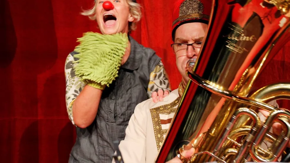 Med på noterna. Livliga Ester (Åsa Forsberg) får med den mera motvillige Rudolf (Gunnar Nordanskog) i sin varieté.
Foto: Sara Segraeus